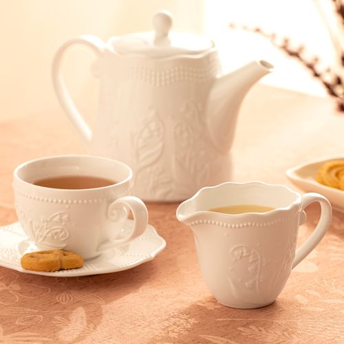 Taza con plato de porcelana