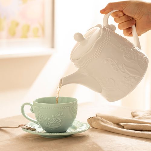 Taza con plato de porcelana