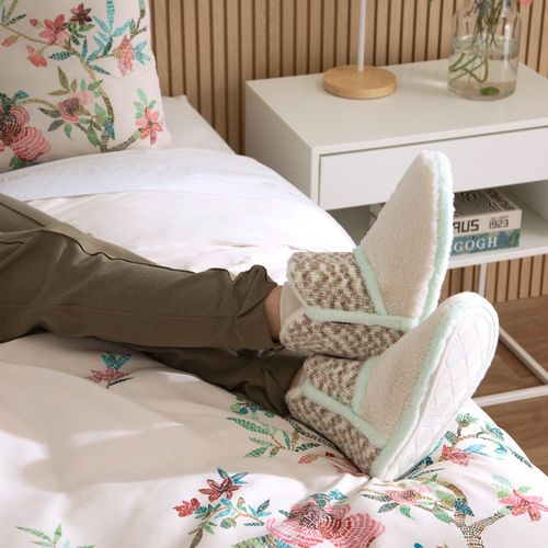 Pantufla bota peluda